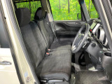 運転席まわりには十分なスペースがあり、大柄な方でもゆったり運転していただける環境です。