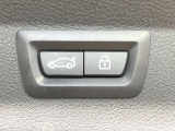 ●電動リアゲート:ワンタッチでリアゲートの開閉ができ、荷物などで両手が塞がっている状態でも簡単に開閉ができる便利機能です。