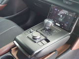 【オートブレーキホールド】停車中にブレーキペダルから足を放しても、ブレーキを自動的に制御して、車両の停車状態を保持する機能です。信号待ちなどの停車時に運転者の負担を軽減します。