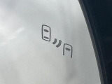 【ブラインドスポットモニター】走行中、ドアミラーの死角になりやすい箇所に後続車が接近するとサイドミラーのレンズに警告を表示!ドライバーに注意喚起をしてくれます。