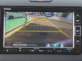 目安となるガイドライン付きのバックカメラを装備しているので、慣れない場所での車庫入れも安心です。