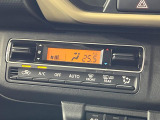 【オートエアコン】一度お好みの温度に設定すれば、車内の温度を検知し風量や温度を自動で調整。暑い&hellip;寒い&hellip;と何度もスイッチ操作をする必要はありません。快適な車内空間には必須の機能ですね♪