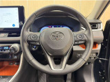 ステアリングスイッチ搭載!手を離さずに手元のスイッチでさまざまな操作が可能。運転中、視線をそらさなくても操作ができて安全です!