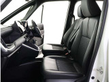 高いホールド性で運転姿勢が安定します。長距離ドライブでも疲れにくいのが魅力です。快適なドライビングライフをお送りください♪