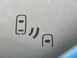 【ブラインドスポットモニター】走行中、ドアミラーの死角になりやすい箇所に後続車が接近するとサイドミラーのレンズに警告を表示!ドライバーに注意喚起をしてくれます。