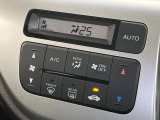 【オートエアコン】一度お好みの温度に設定すれば、車内の温度を検知し風量や温度を自動で調整。暑い&hellip;寒い&hellip;と何度もスイッチ操作をする必要はありません。快適な車内空間には必須の機能ですね♪