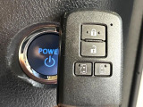 【スマートキー】カバンやポケットに入れたままでもドアの施錠・解錠が可能なスマートキーを装備。エンジンのオン・オフ時もカギを取り出す必要が無いからとっても便利です♪