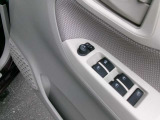 電動格納ミラーとパワーウインド付きです。