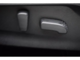 運転席パワーシート 電動シート採用で細かい微調整ができ、ドライビングポジションにしっかり合わせることで疲労軽減や事故防止につながります♪♪