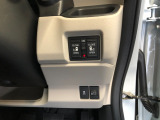 【両側電動スライドドア】リモコンや運転席のスイッチ操作のほか、ドアハンドルを少し引くだけでリアドアが自動開閉します♪