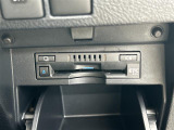 【ETC】有料道路を利用する際に料金所で停止することなく通過できる、ETC車載器(ノンストップ自動料金収受システム機器)が装備されています。セットアップを行うことで利用可能になります。