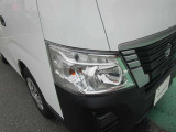 キセノンヘッドランプ ハロゲンランプに比べて光が白く明るいので、夜間の運転時の周囲の視認性が高くなります。