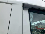 運転席側ドアにキズがあります。