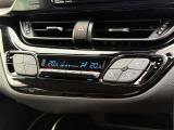 【左右分離型フルオートエアコン】運転席と助手席でそれぞれお好みの温度設定が可能で全席にも適切な空調をお届け致します。