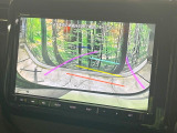 【バックカメラ】駐車時に後方がリアルタイム映像で確認できます。大型商業施設や立体駐車場での駐車時や、夜間のバック時に大活躍!運転スキルに関わらず、今や必須となった装備のひとつです!