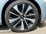 19インチの5本スポークデザインホイールが標準で装備されます。235/40R19サイズの「ミシュラン・プライマシー4」