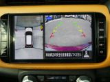 ギアを『R』に入れるとナビ画面に、まるで雲の上から覗いているような映像が映り、駐車をサポートしてくれます。