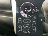 【オートエアコン】一度お好みの温度に設定すれば、車内の温度を検知し風量や温度を自動で調整。暑い&hellip;寒い&hellip;と何度もスイッチ操作をする必要はありません。快適な車内空間には必須の機能ですね♪