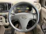 インテリアに合わせたデザインのステアリングは、運転される方のことも考え、運転しやすい形状、大きさです。是非一度、実際に触ってお確かめください。