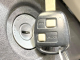 【キーレス】少し離れた場所からでもボタン一つでドアの開錠・施錠ができるのでとっても便利!ドアの鍵穴周りに傷をつけることもありません♪