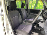 運転席まわりには十分なスペースがあり、大柄な方でもゆったり運転していただける環境です。
