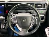 【純正革巻きステアリング】上質な革を使用することで、手にしっかり馴染みとても運転しやすいハンドルです♪