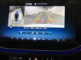 【全方位型モニター】クルマを上空から見下ろしているかのように、直感的に周囲の状況を把握できる全方位型モニター。狭い場所での駐車でも周囲が映像で確認できます。