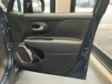 運転席側のドアパネルでございます。
