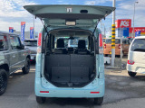 バックドアは上開き跳ね上げ式で、開口も広め!レジャーやショッピングの荷物も積みやすそうですね!