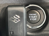 【キーレススタートシステム】カバンやポケットに入れたままでもドアの施錠・解錠が可能なスマートキーを装備。エンジンのオン・オフ時もカギを取り出す必要が無いからとっても便利です♪