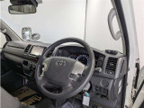見通しのよいすっきりとした視界で、誰でも運転しやすいです。運転のしやすさは疲れにくさにも繋がりますよ♪