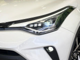 【LEDヘッドライト】悪天候や夜間走行時も良好な視界を確保し安心して運転できる高輝度LEDヘッドライトを装備!点灯速度が早く、消費電力も抑えられています。