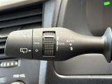 【オートワイパー(AUTO)】雨が降り出した時に、雨滴検出用センサー(レインセンサー)が雨滴を感知すると、自動でワイパーが動作します。
