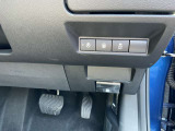 運転席右側にスイッチが付いています。ステアリングヒーターで冷たいハンドルを温めてくれます。