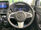 インテリアに合わせたデザインのステアリングは、運転される方のことも考え、運転しやすい形状、大きさです。是非一度、実際に触ってお確かめください。