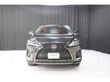 エクステリアは、一目でLEXUSとわかるスピンドルグリルを起点に、人が乗るキャビンの前後を大胆に絞り込んだ菱形のボディと力強く張り出したホイールフレアを融合させ、タイヤの存在を強調しています。