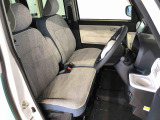 運転席の座面高さを調整できるシートリフターが付いています。フロントシートはベンチシートを採用で、座面も広く使い勝手もいいですよ♪
