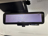 【デジタルルームミラー】車両後方カメラの映像をルームミラーに映すことが出来ます。 そのため、後席に人や荷物があって後方が見えづらい場合でもしっかり視界を確保することが出来ます。