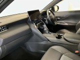 高いホールド性で運転姿勢が安定します。長距離ドライブでも疲れにくいのが魅力です。快適なドライビングライフをお送りください♪