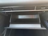 【グローブボックス】大容量のグローブボックスです!!車検証ケース他、日頃使う小物類の収納スペースもたくさんあります!