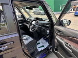 【運転席】座り心地が良いシートなので長時間の運転でも快適にお過ごしいただけます。新品のフロアマットのご注文も可能です。掲載箇所以外にご希望の写真がございましたらお気軽にお問い合わせ下さい。