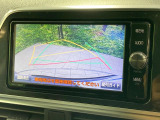 【バックカメラ】駐車時に後方がリアルタイム映像で確認できます。大型商業施設や立体駐車場での駐車時や、夜間のバック時に大活躍!運転スキルに関わらず、今や必須となった装備のひとつです!
