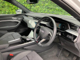 人間工学に基づいて設計されたシートは車のもっているドライビングフィールを存分にドライバーに伝えてくれるクオリティの高い仕上がりとなっています。
