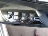 運転席から全席の窓とミラーを操作できるマスタースイッチ。手元で簡単に調整でき、車内の換気もスムーズに行えます。