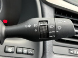 【オートライト(AUTO)】外の明るさをシステムが感知して、自動でヘッドライトが点灯します。ヘッドライトをつけ忘れを防ぐ便利機能です。