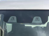 【スズキ セーフティサポート】走行中に前方の車両等を認識し、衝突しそうな時は警報とブレーキで衝突回避と被害軽減をアシスト。より安全にドライブをお楽しみいただけます。