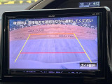 【バックカメラ】駐車時に後方がリアルタイム映像で確認できます。大型商業施設や立体駐車場での駐車時や、夜間のバック時に大活躍!運転スキルに関わらず、今や必須となった装備のひとつです!