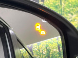 【ブラインドスポットインフォメーション】走行中、ドアミラーの死角になりやすい箇所に後続車が接近するとサイドミラー付近に警告を表示、ドライバーに注意喚起をしてくれます。