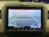 バックでの車庫入れも安心です!リアカメラが付いているバックモニター付のナビを装備しております。操作線もついており距離感も画面から確認できます。