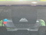 【プリクラッシュセーフティ】前方の車両等を検知し、衝突しそうな時は警報で注意を促し、ブレーキを踏む力をサポート。ブレーキを踏めなかった場合は衝突被害軽減ブレーキが作動、衝突回避をサポートします。